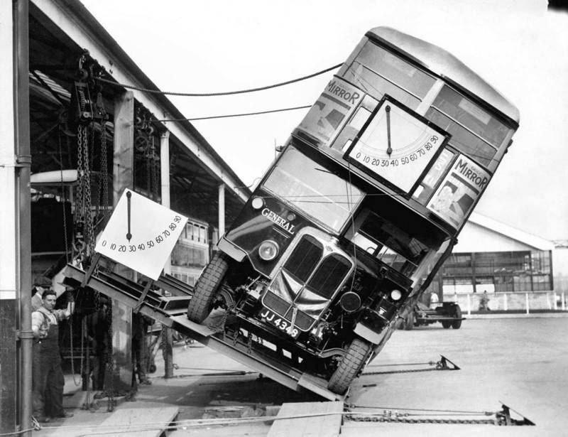 I costruttori di autobus a due piani dimostrano la loro sicurezza. 1930